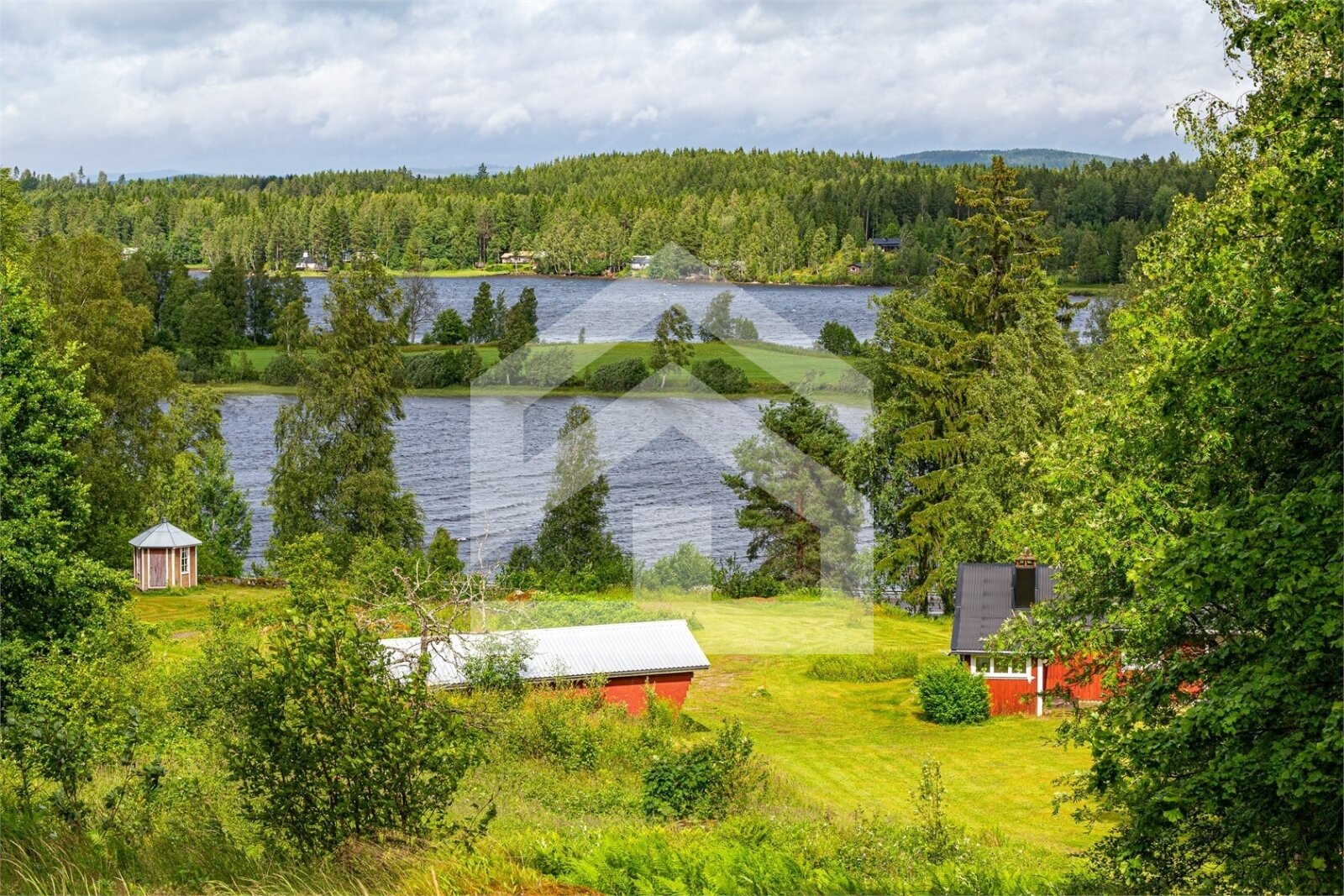 Ihr ganz persönliches Seeparadies in Schweden: Zwei Häuser, unzählige Möglichkeiten Ihr ganz persönliches Seeparadies in Schweden: Zwei Häuser, unzählige Möglichkeiten