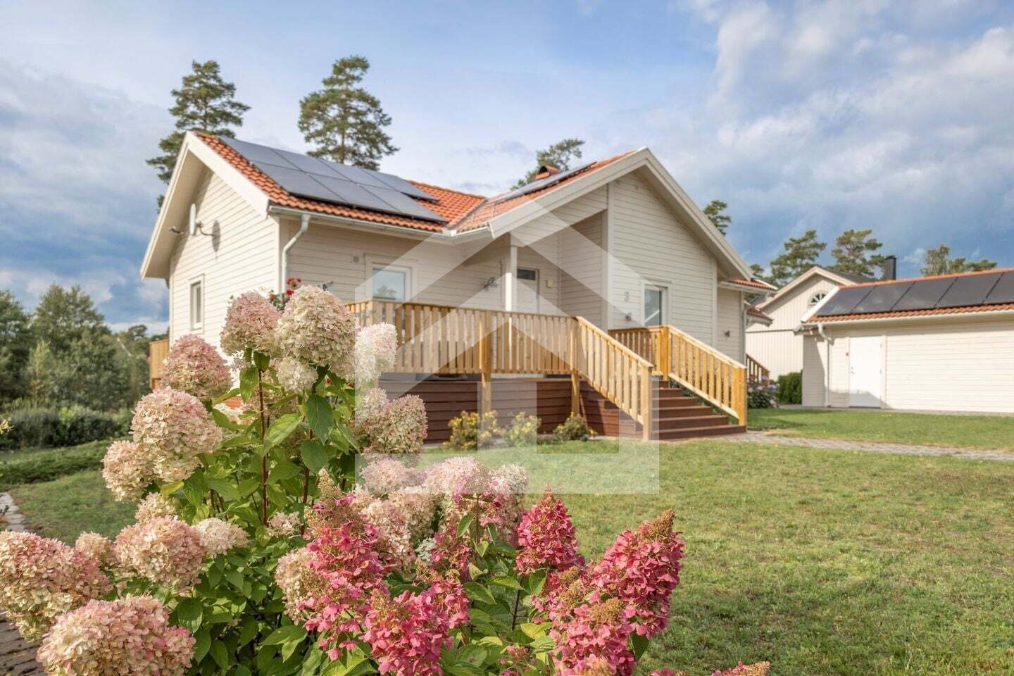 Modernes Wohnjuwel an der Ostseeküste in Schweden: Stil, Komfort & Energieeffizienz pur Modernes Wohnjuwel an der Ostseeküste in Schweden: Stil, Komfort & Energieeffizienz pur