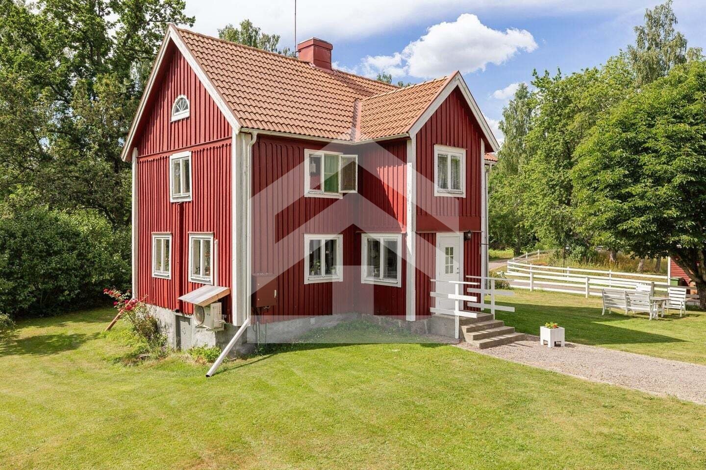 Verwirkliche dein Småland-Glück nahe am Wasser ! Traumanwesen mit 4,3 Hektar Land & Pferdestall in Schweden Verwirkliche dein Småland-Glück nahe am Wasser ! Traumanwesen mit 4,3 Hektar Land & Pferdestall in Schweden